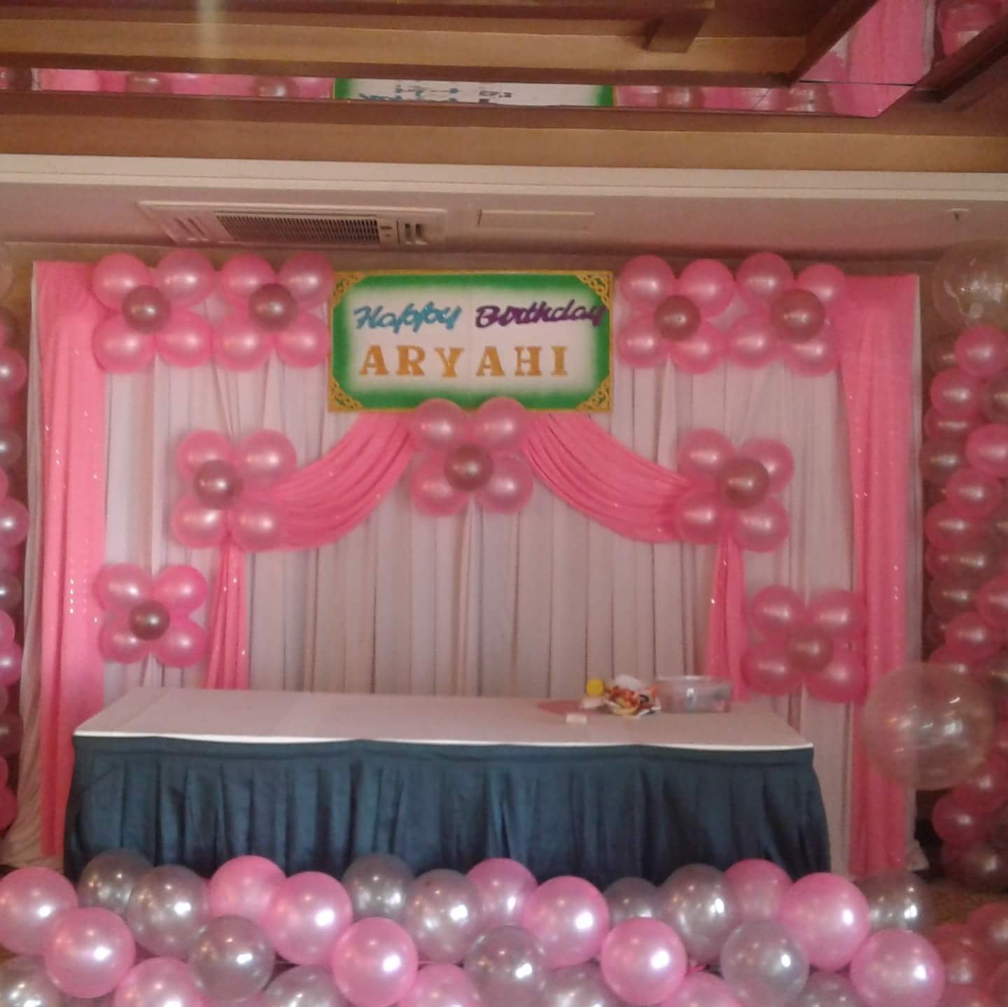simple balloon decoration with backdrop