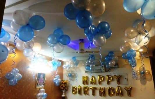 Balloon bunches birthday decoration at home