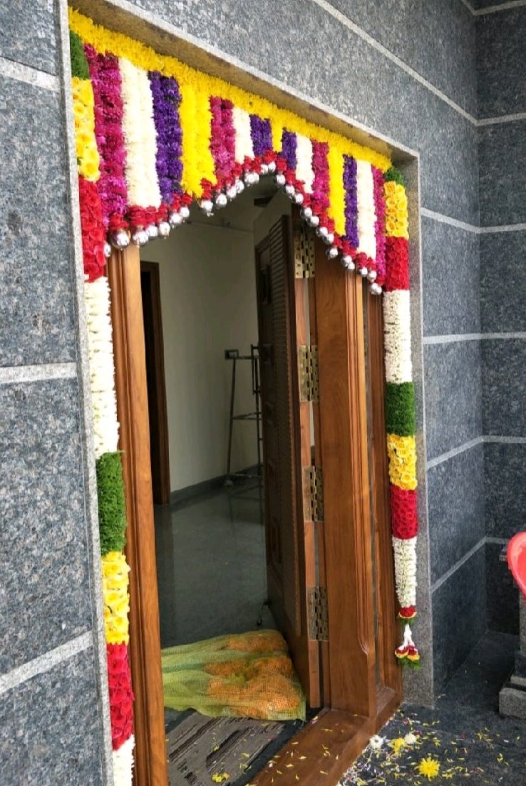 Flower decoration for housewarming