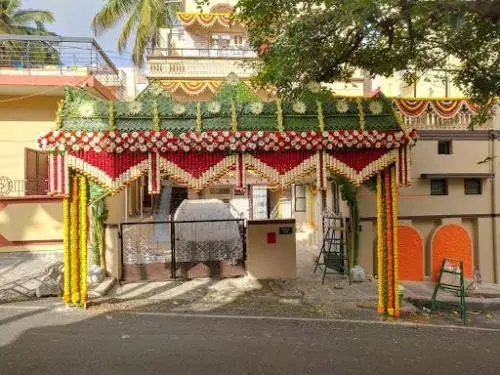 Simple chappara flower setup with traditional design for gruhapravesha